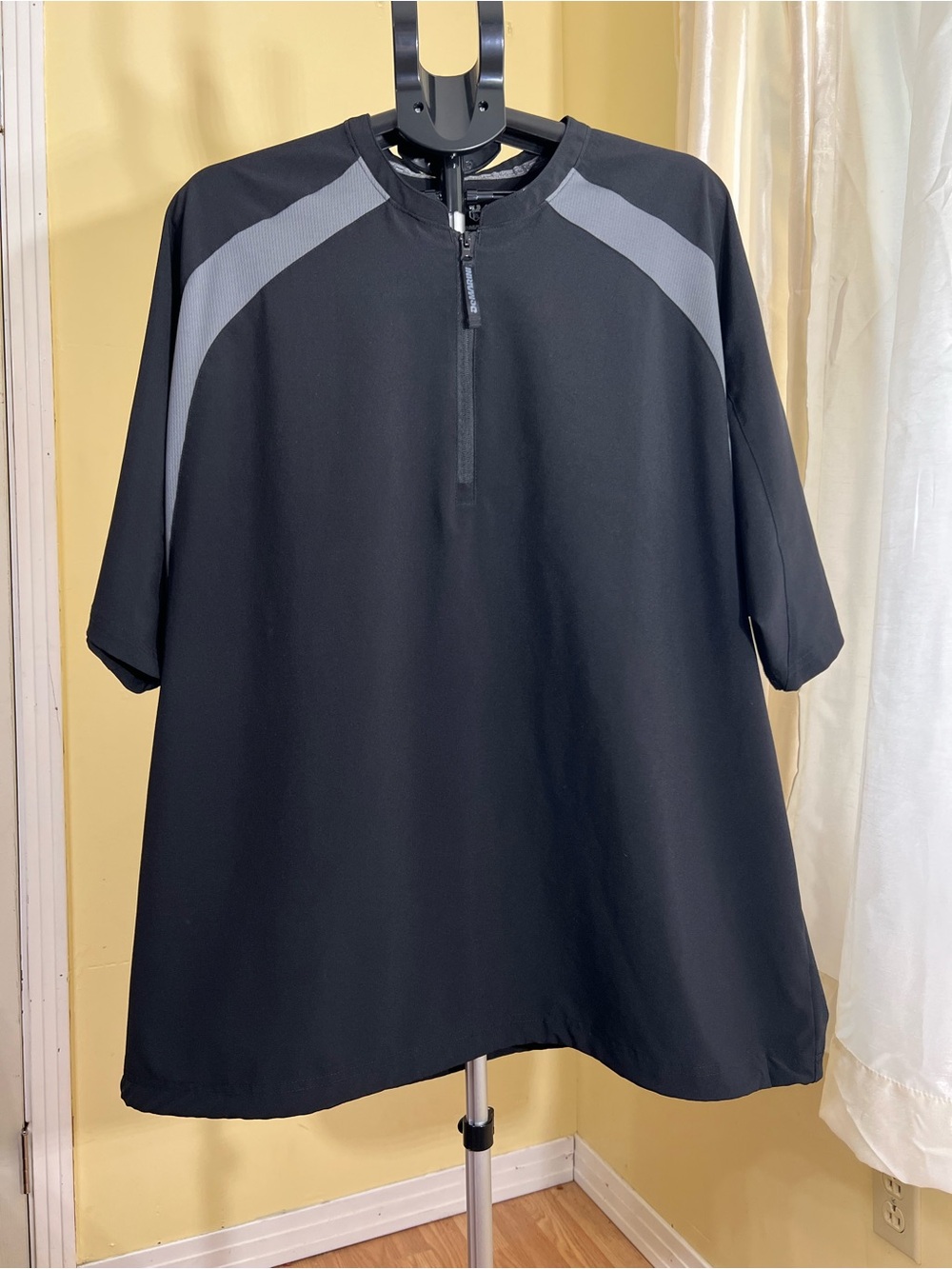 DeMarini Men’s 2XL 1/4 Zip Short Sleeve Batting Cage Jacket Black and Gray